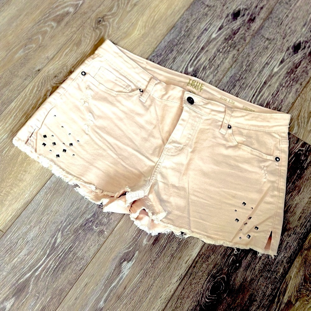 🛍️ True Craft distressed Light- pink shorts size 13R excellent condition.